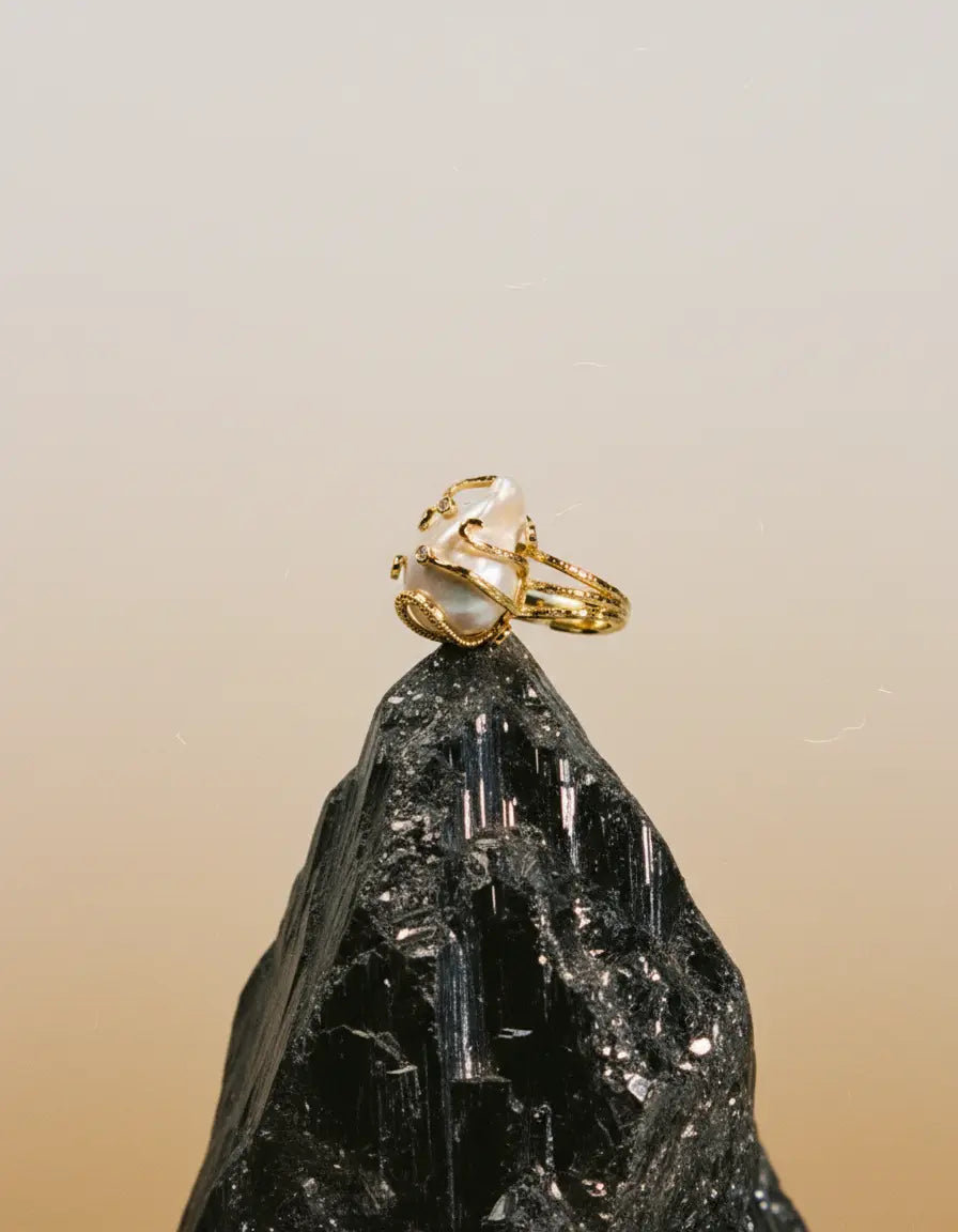 The Organic Pearl Ring – Natural Baroque in 18K Gold Vault 9