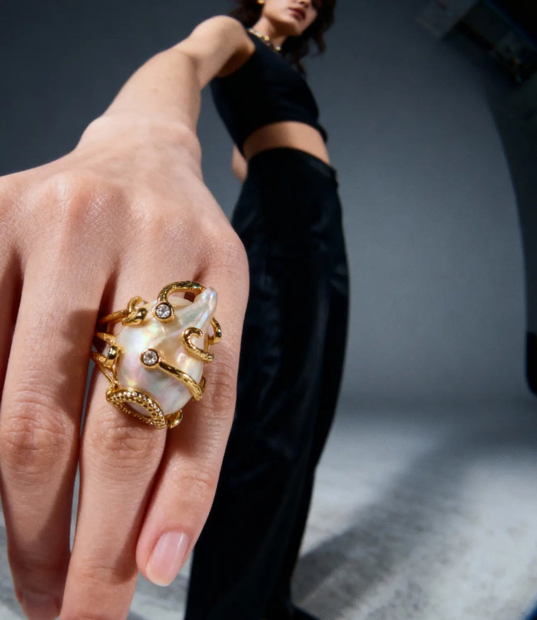 The Organic Pearl Ring – Natural Baroque in 18K Gold Vault 9